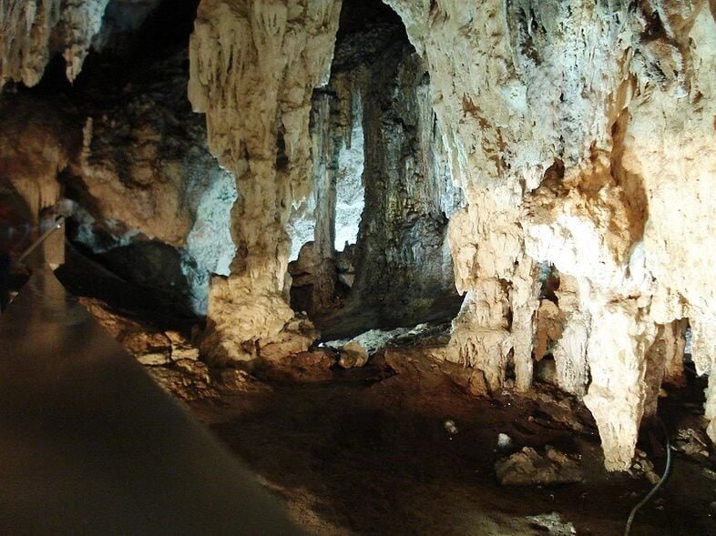 В пещере очень холодно ,одеваться летом нужно как зимой в пещеру. Так как температура доходит до - 5 , -10.