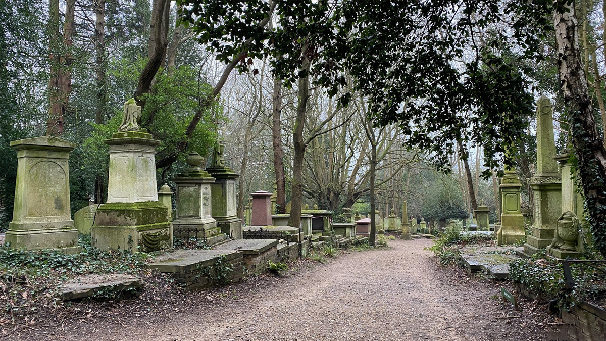 Хайгейтское кладбище, входит в «Великолепную семерку». С этим кладбищем связано множество мистических рассказов. Источник: irecommend