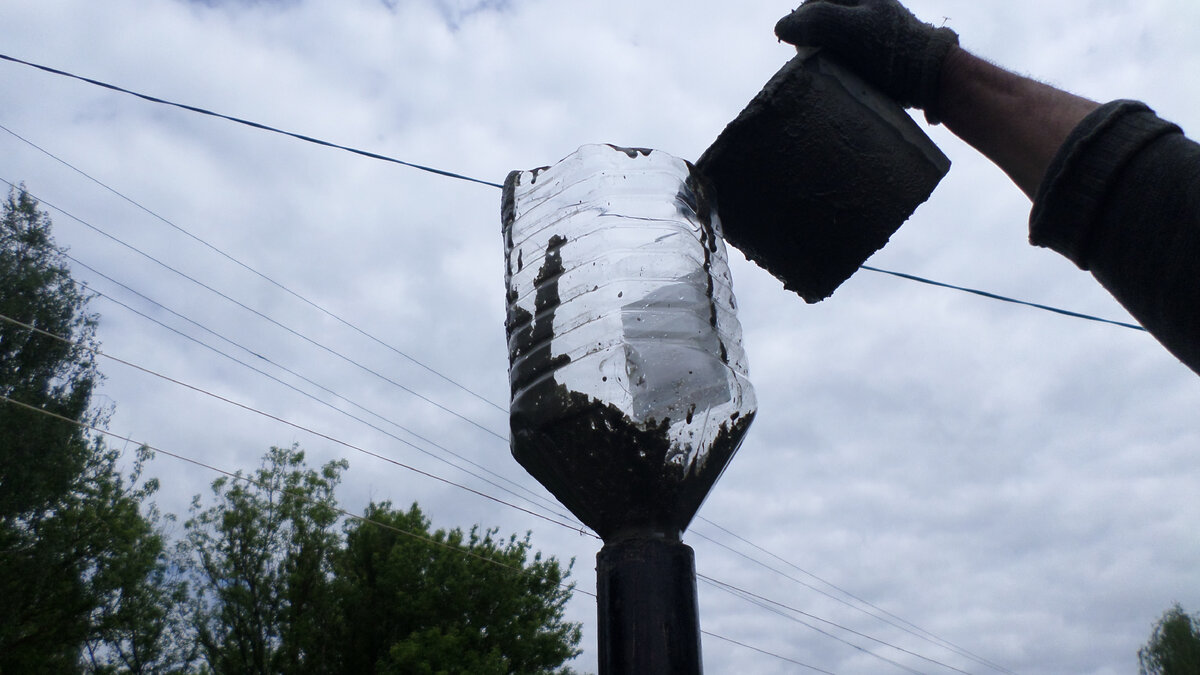 Заполнение раствором трубы.