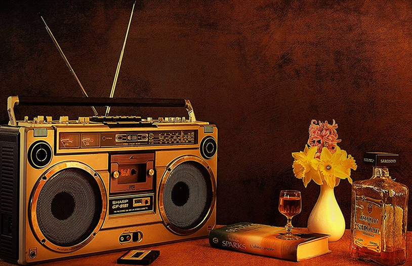 Источник изображения https://img.fonwall.ru/o/10/magnitola-likyor-amaretto-kniga-ryumka.jpg?route=mid&amp;h=750