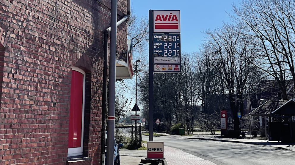 Дизель дороже бензина - как здесь, в восточно-фризском районе Леер! Фото: БИЛЬД.