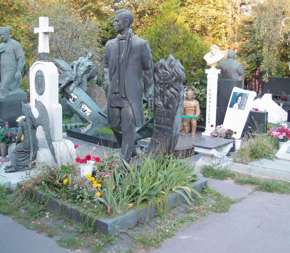 Памятник на могиле Георгия Жженова на Новодевичьем кладбище http://novodevichiynecropol.narod.ru/10/zhzhenov_gs.jpg