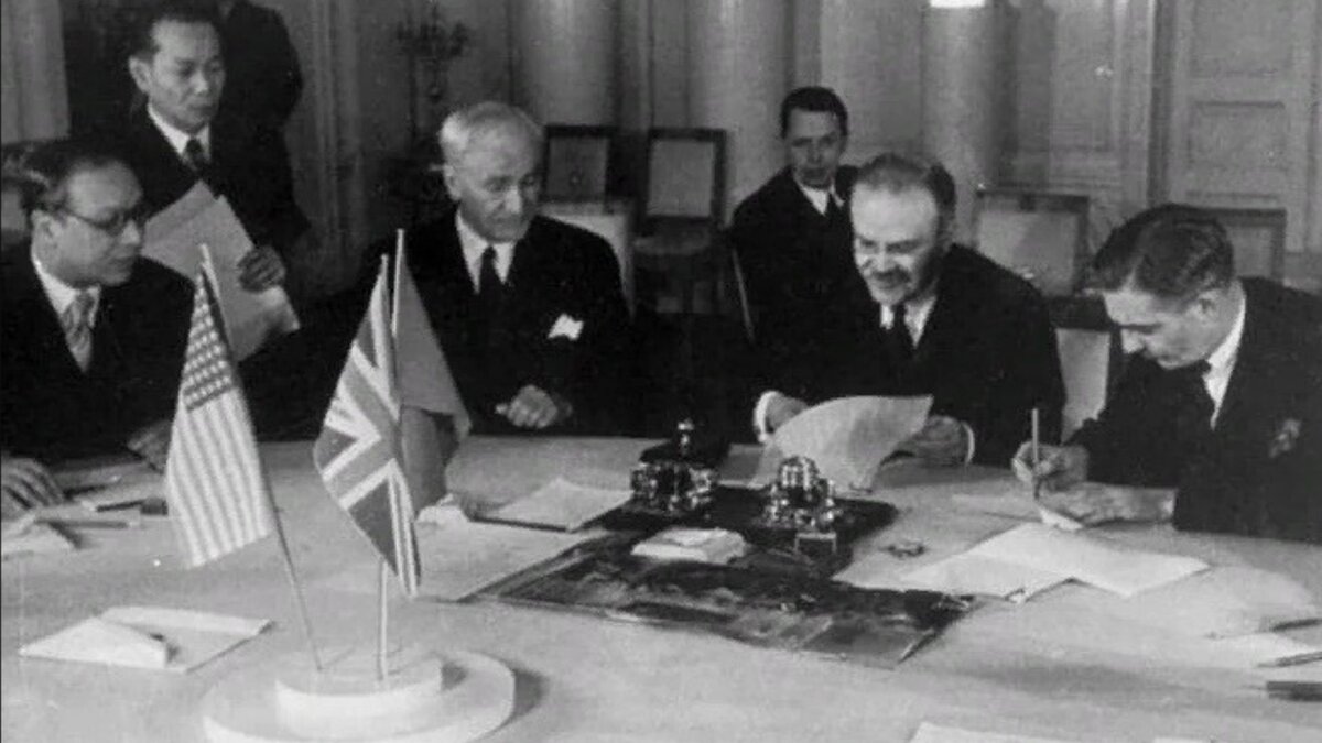 В ноябре 1943 года в Москве проходила встреча министров иностранных дел СССР, США и Великобритании. На ней было принято решение о создании международного суда ад руководителями III рейха. 