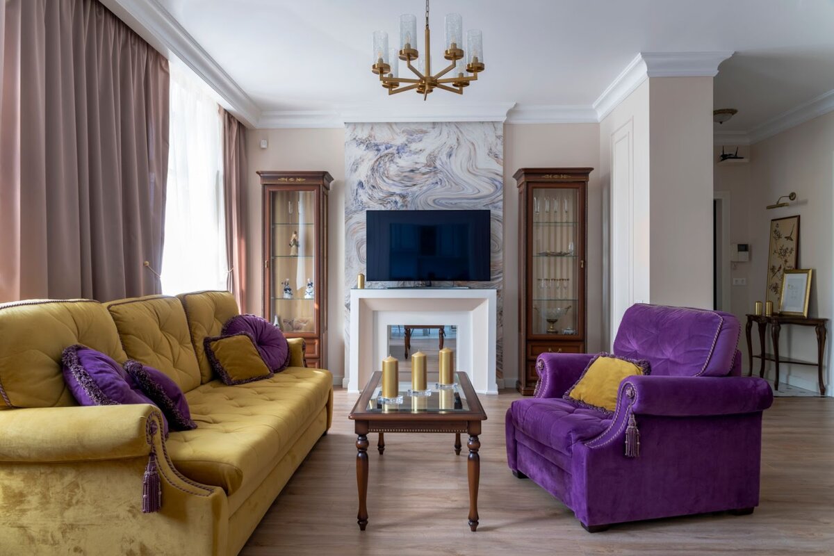 В гостиной мебель обита тканью велюр ярких оттенков. Стиль — современная классика. Проект Алисы Кащеевой