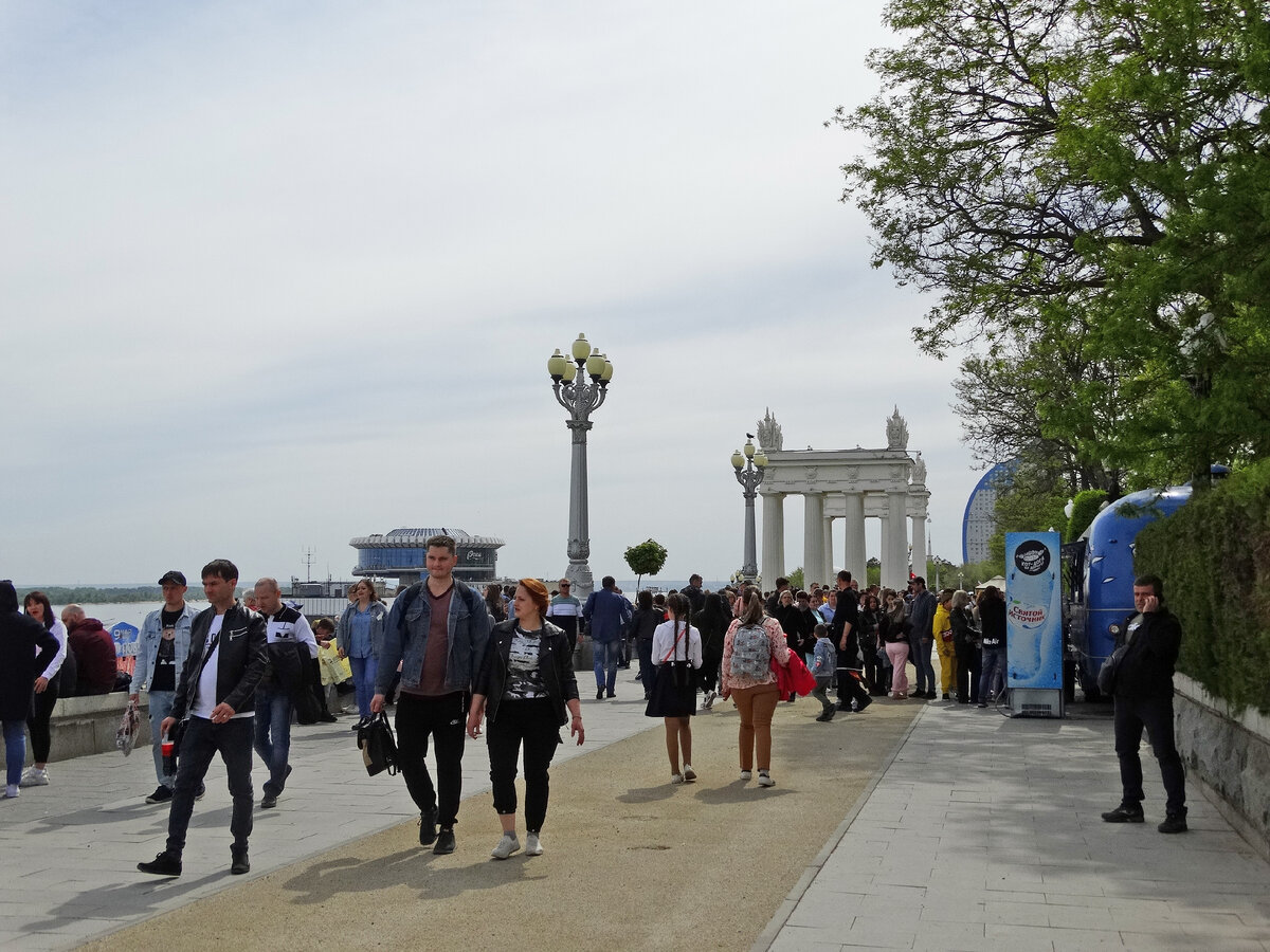 Даже на день города тут свободнее. Сегодня же яблоку было негде упасть