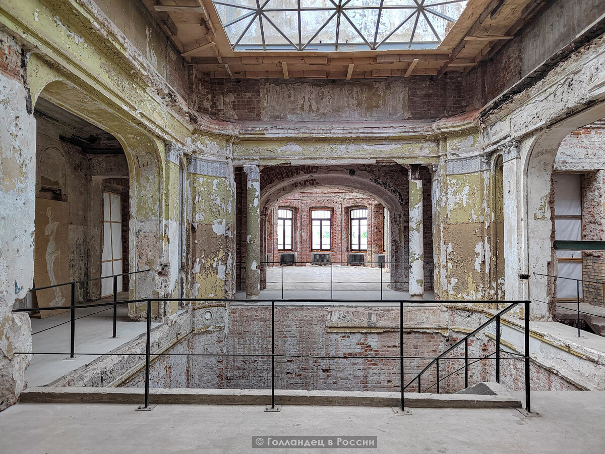 Центральный холл в замке. Фото: из личного архива