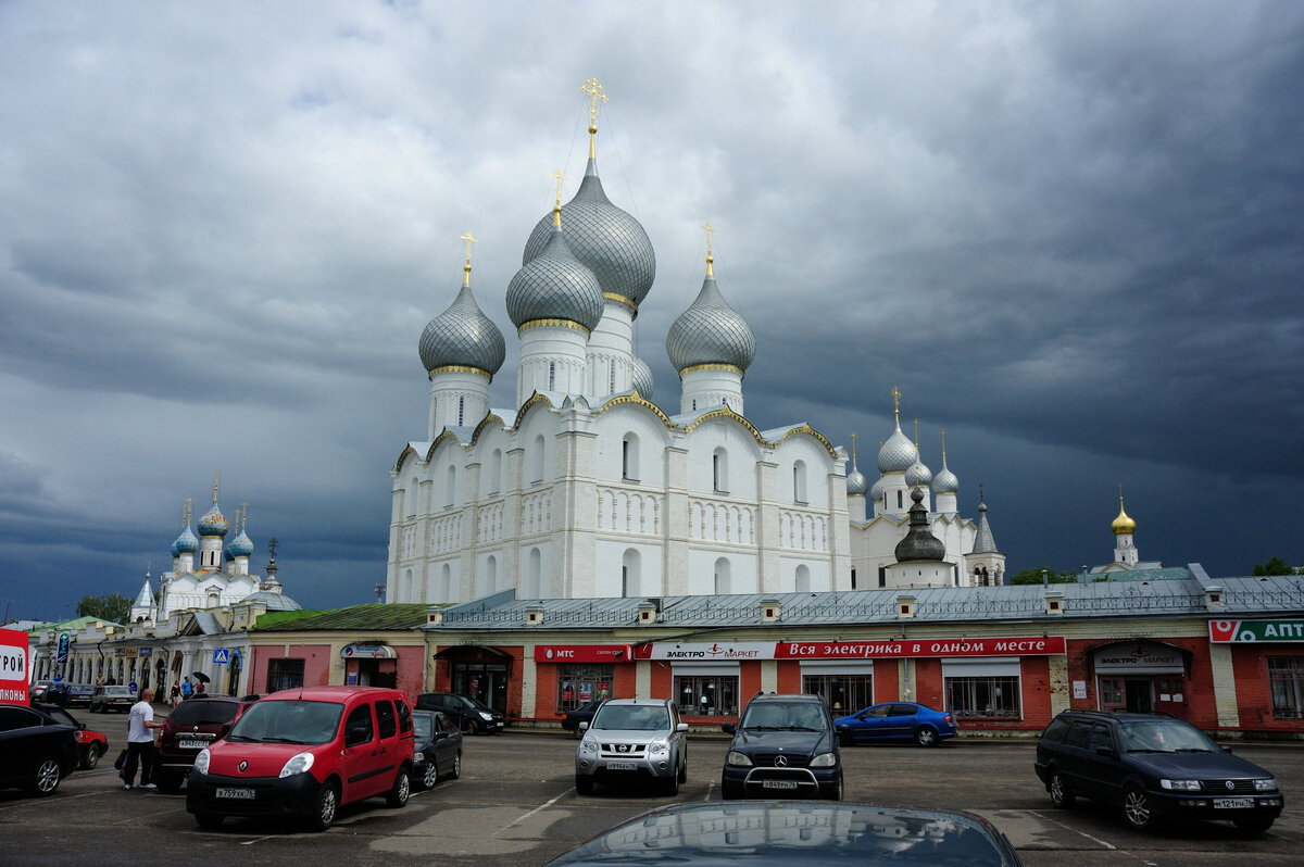 Торговые ряды в Ростове Великом и Успенский собор 