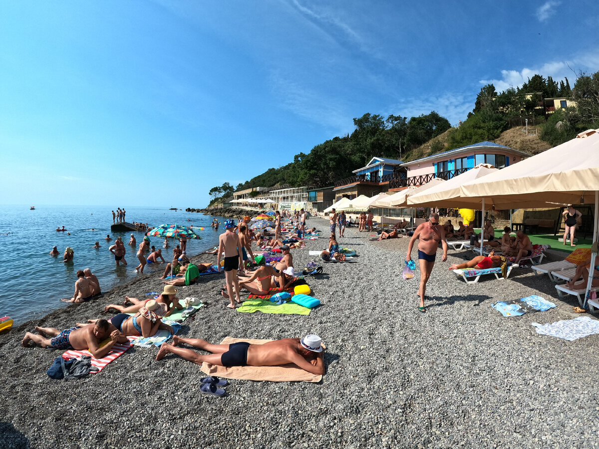 Пляж в Крыму, где по мнению местных, самое чистое море, нет водорослей и  мало приезжих. Показываю почему это так | Стеклянная сказка | Дзен