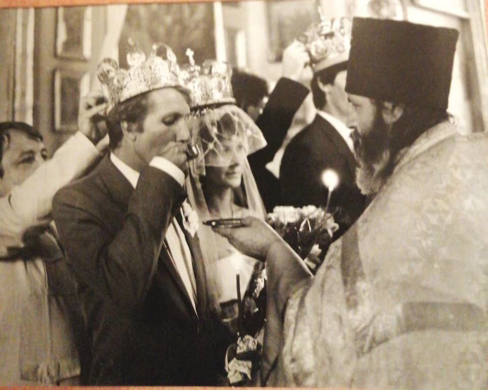 С нами венчалась еще одна пара. Наши короны держат наши друзья и дружки Евгений и Светлана. Я в своих мечтах о счастье, и свечка горит так ярко.