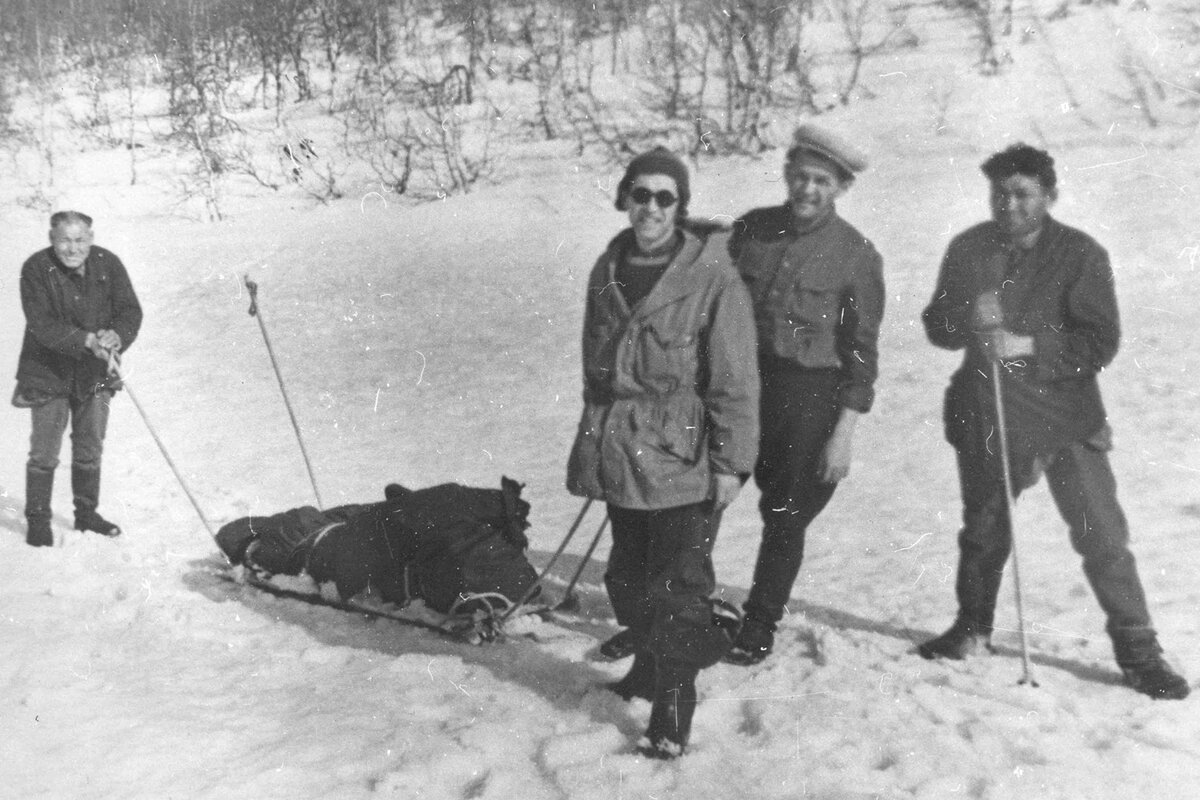Борис Возрожденный на перевале.Май 1959 ,третий слева.