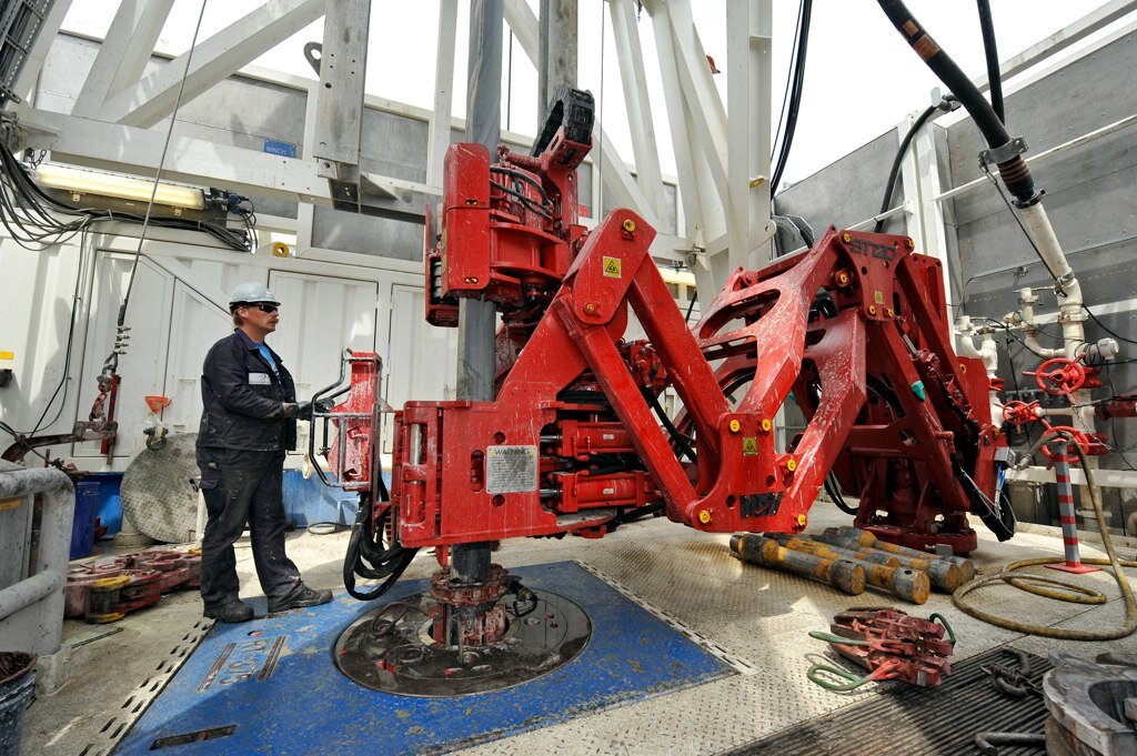 Исландия. Буровой мастер за работой