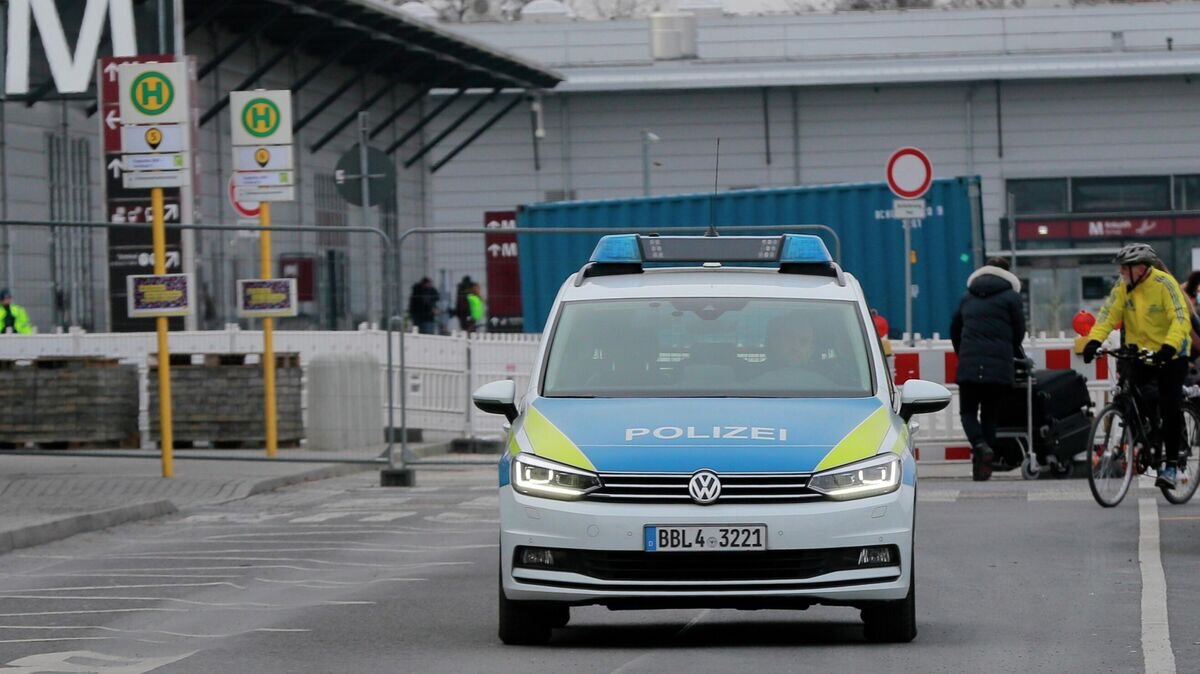    Полицейский автомобиль в аэропорту Бранденбург в Берлине© РИА Новости / Марина Меркулова