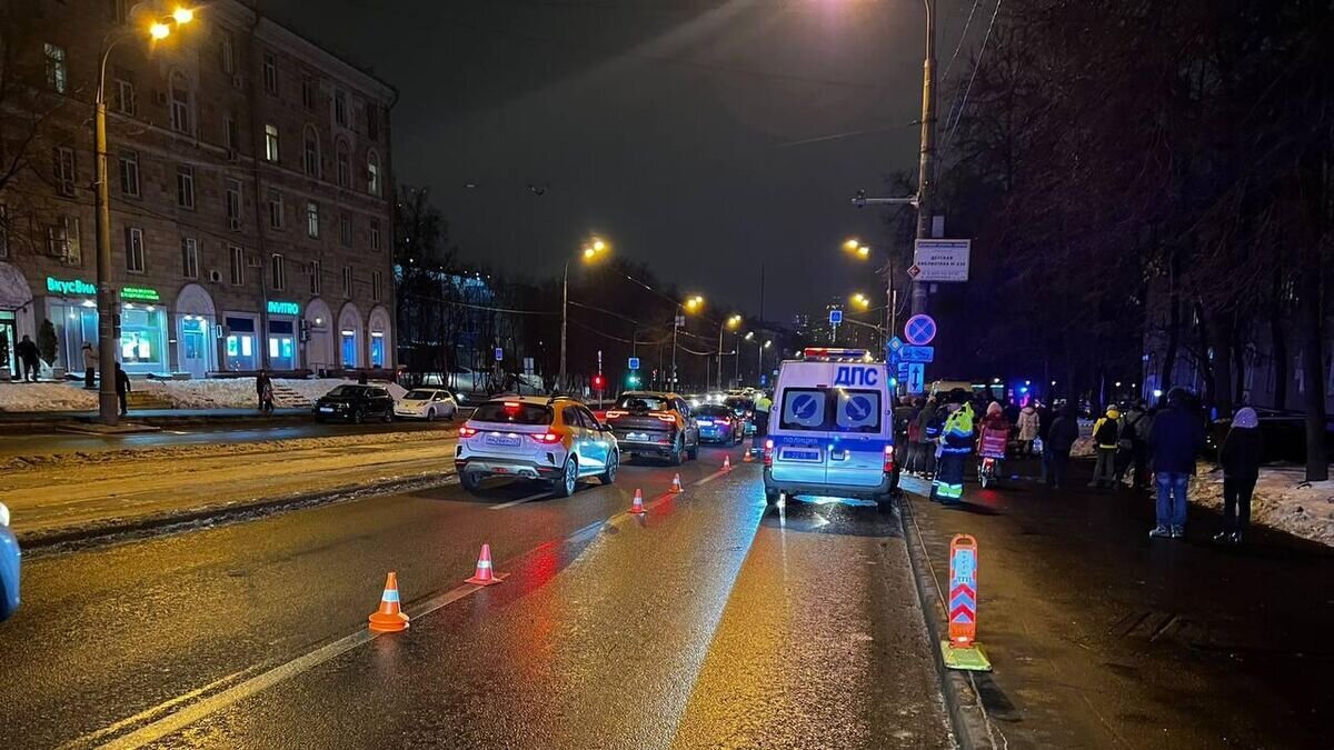    На улице Свободы водитель автомобиля марки "Киа" не справилась с управлением, выехала на тротуар и совершила наезд на пешеходов - женщину с двумя детьми© Фото : Прокуратура Москвы