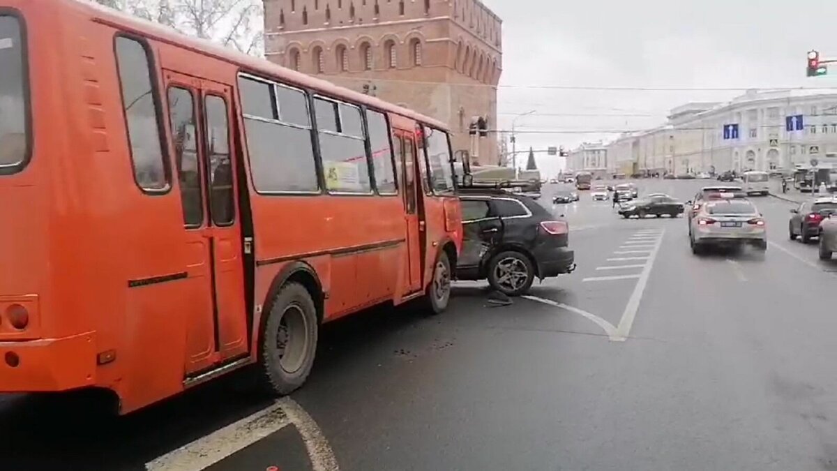     Три человека пострадали в дорожно-транспортном происшествии с участием маршрутки Т-45 в центре Нижнего Новгорода. Авария случилась в понедельник, 28 ноября. Данные предоставили в УГИБДД по региону.