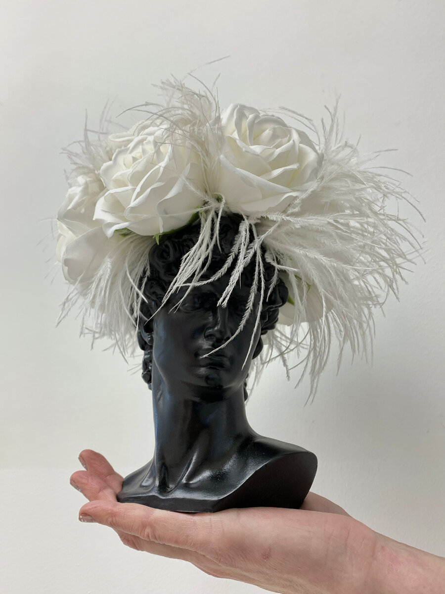 Оформление Давида искусственными розами и перьями от Flower Story
