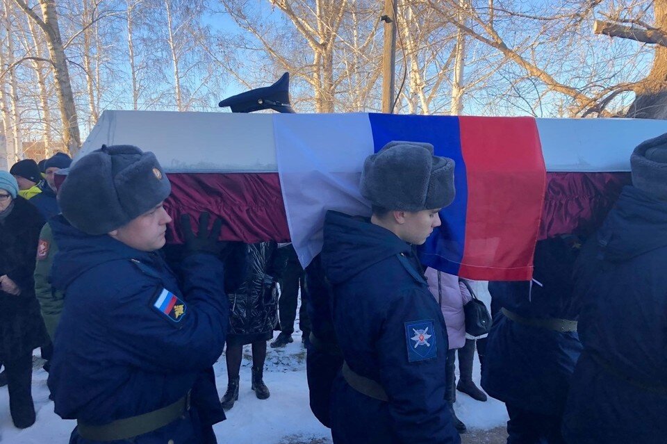     Проводили героя со всеми почестями. Фото: Сергей Слепов.
