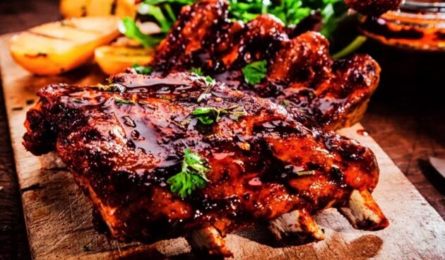 Ингредиенты
Свиные ребрышки (бараньи, говяжьи)	500 г
Картофель	1 кг
Баклажаны	250 г
Помидоры	250 г
Болгарский перец (желтый)	250 г
Лук порей (или 150 г репчатого)	1 упак.
Сушеные травы	2 ч. л.
Чеснок	3 зубчика
Соль	по вкусу
Перец	по вкусу
Растительное масло	5 ст. л.