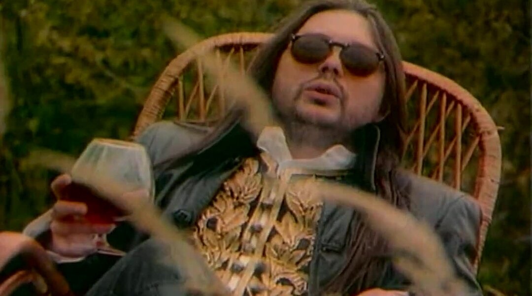 Кадр из клипа "Ничего не говори"