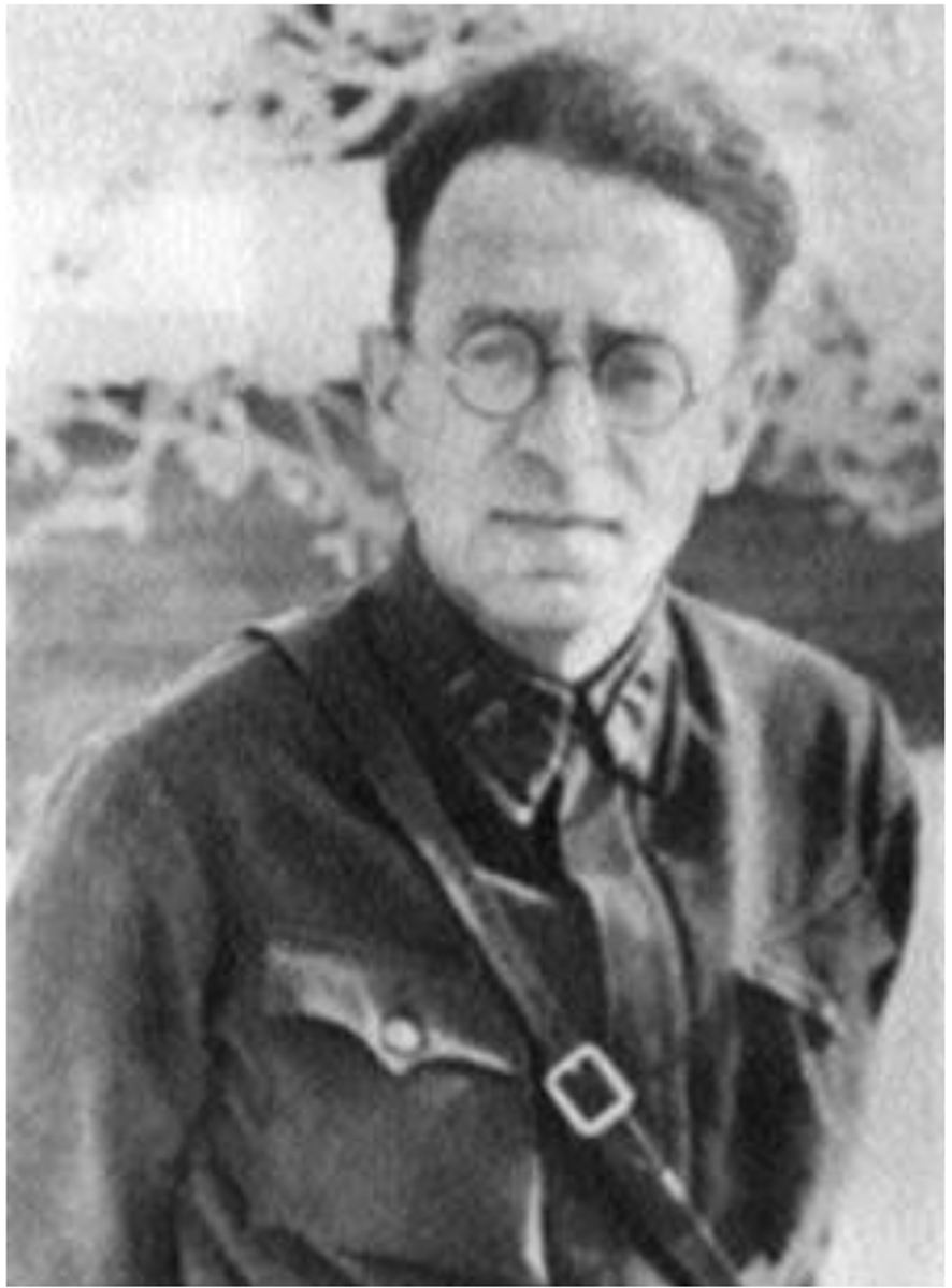 Гроссман Василий Семёнович, советский писатель и журналист, военный корреспондент.  Летом 1941 года Василий Гроссман был мобилизован в армию, ему было присвоено звание интенданта 2-го ранга. С августа 1941-го по август 1945 года служил специальным военным корреспондентом газеты «Красная звезда» на Центральном, Брянском, Юго-Западном, Сталинградском, Воронежском, 1-м Белорусском и 1-м Украинском фронтах. В 1942 году написал повесть «Народ бессмертен», ставшую его первым крупным произведением о Великой Отечественной войне.