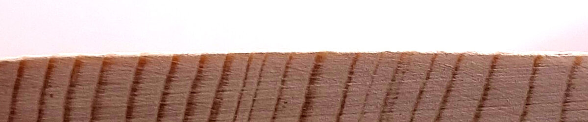 Если не завернуть плоский брусок в наждачную бумагу, то при шлифовке на светлых участках образуются едва заметные впадины. 