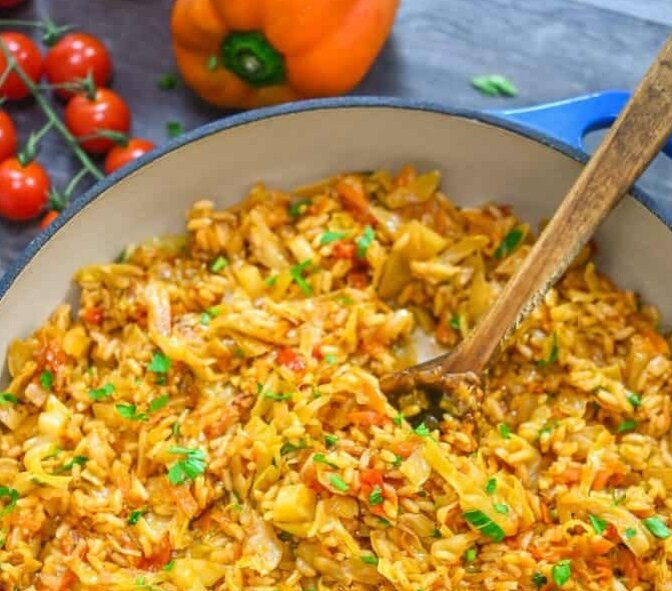 Аппетитные ленивые голубцы с рисом на сковороде - простой и ароматный гарнир для всей семьи! Фото: cooktoria.com