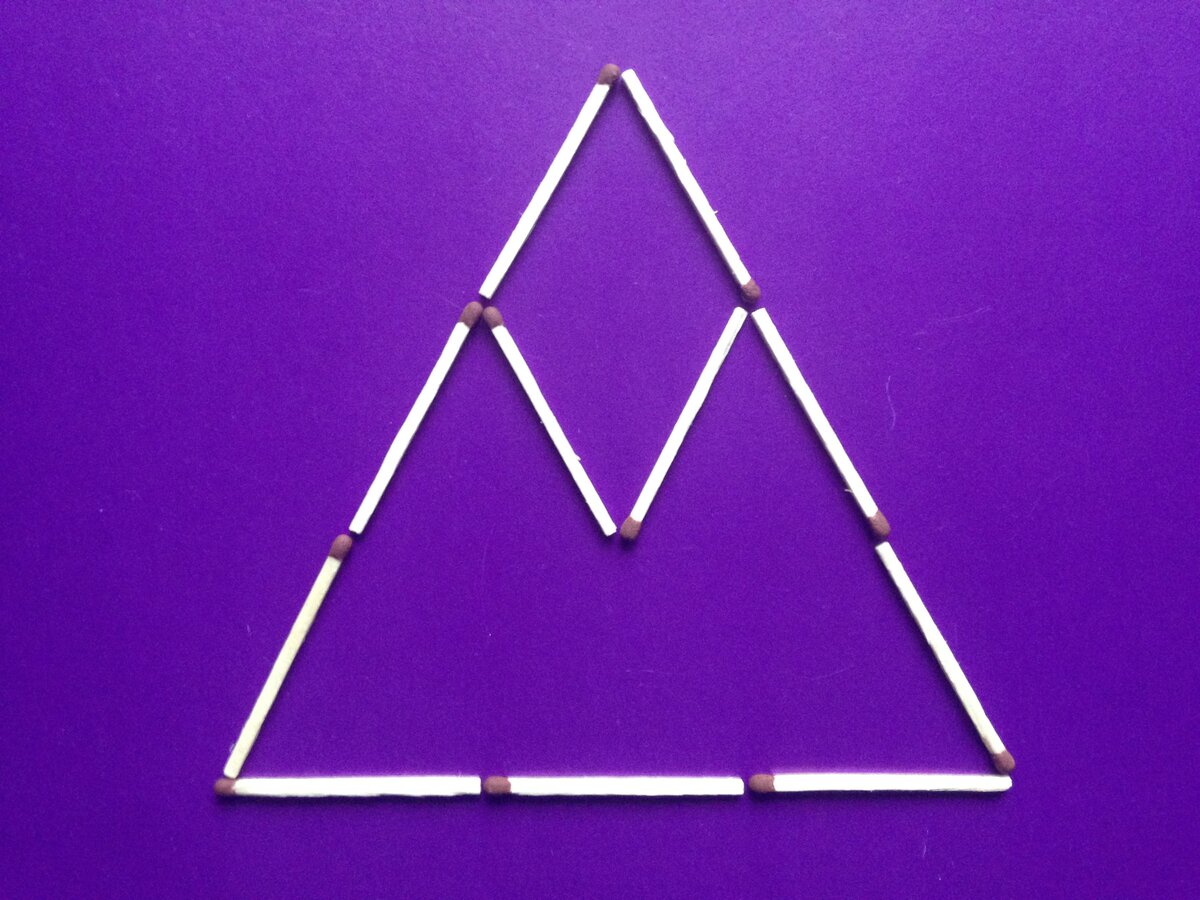 На столе лежат в ряд четыре фигуры треугольник круг