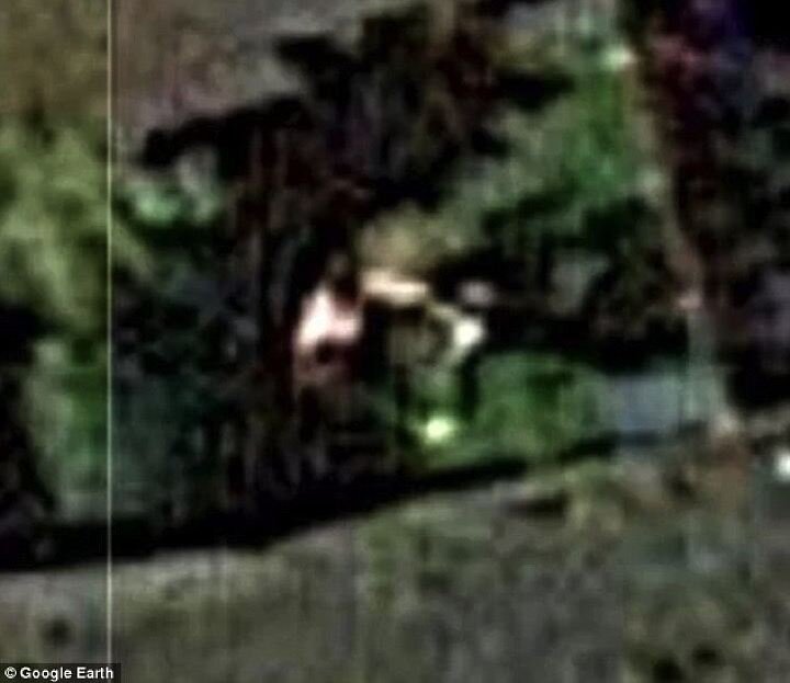 Снимок с ресурса Google Earth. Мелким кружком отмечено место проишествия. В крупном кружке - чуть увеличенное изображение.На еще более увеличенном изображении можно различить две фигуры: Джон - слева, серый пришелец - справа.
