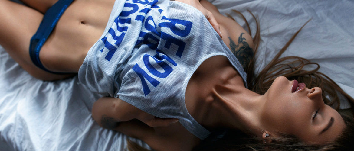 Девушка спит в короткой майке