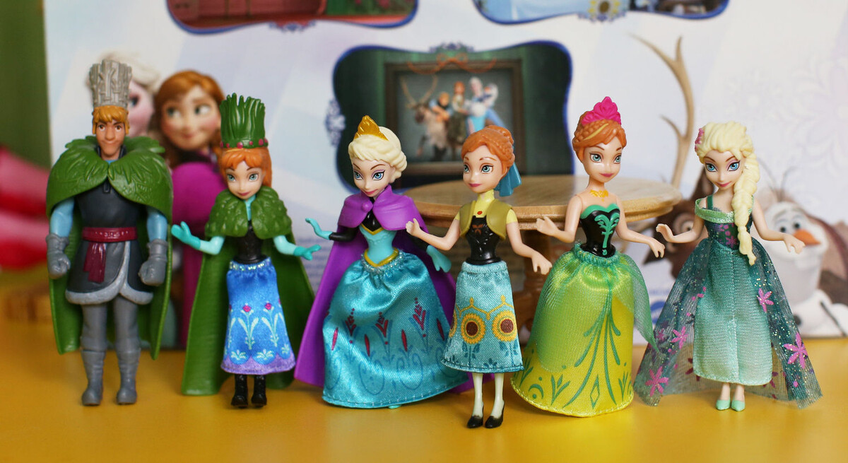 Компания мини-кукол Mattel, серия Frozen, из нескольких наборов.