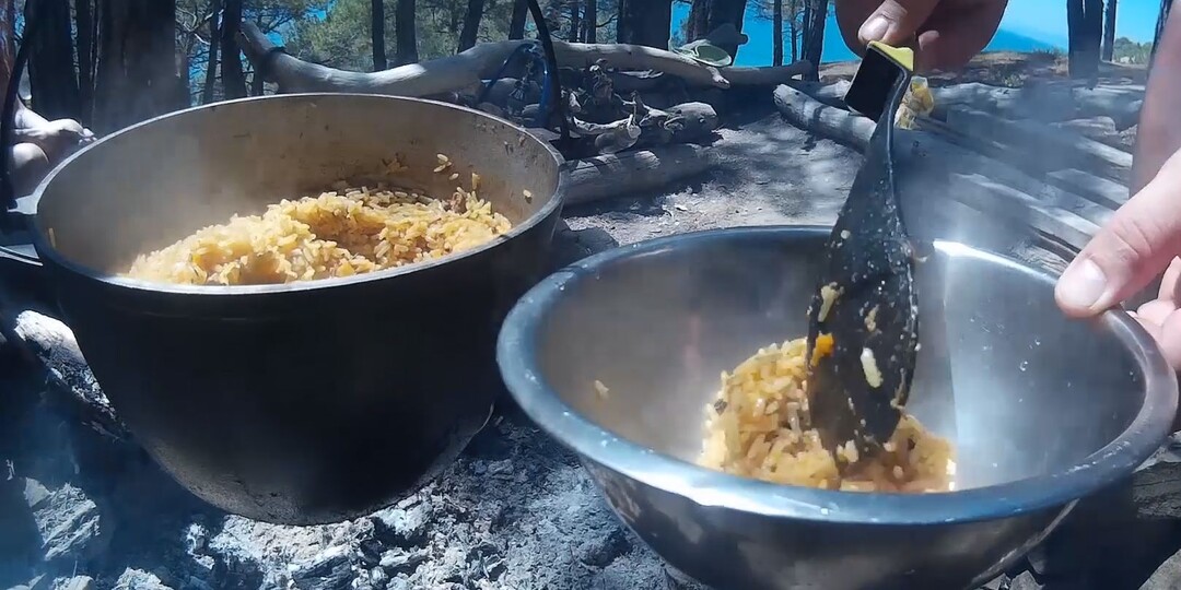 Плов в тушенкой (готовим на море)