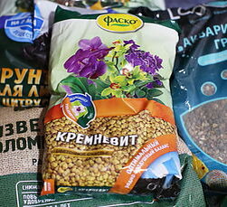 Отличный материал, 100% природный продукт, который как минимум идеален для верхнего слоя в каждом цветочном  горшке, а также как добавка в грунт. Кремневит – субстрат для растений,  который является прекрасным кондиционером для почвы.