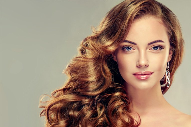 При химической завивке важно добиться естественного вида прядей и локонов.