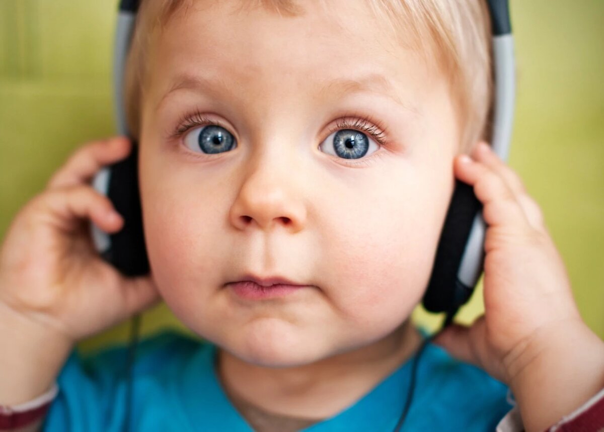 Слушать детские 2023. Внимательный слушатель. Ребенок в наушниках. Внимательный человек. Внимательно слушаю.