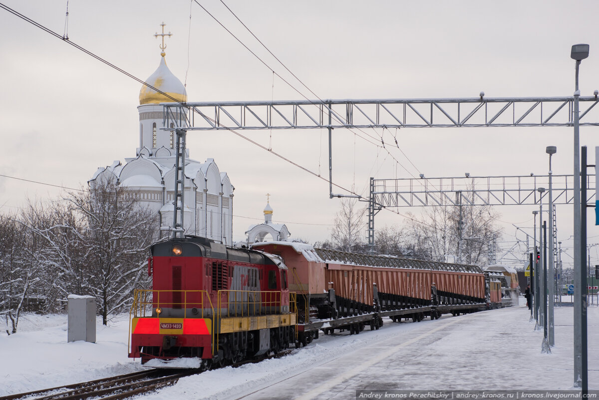 1. Вариант с продольной погрузкой в этом плане удобнее. Даже если соседний путь имеется в наличии, его не требуется занимать платформами или другими вагонами для загрузки


