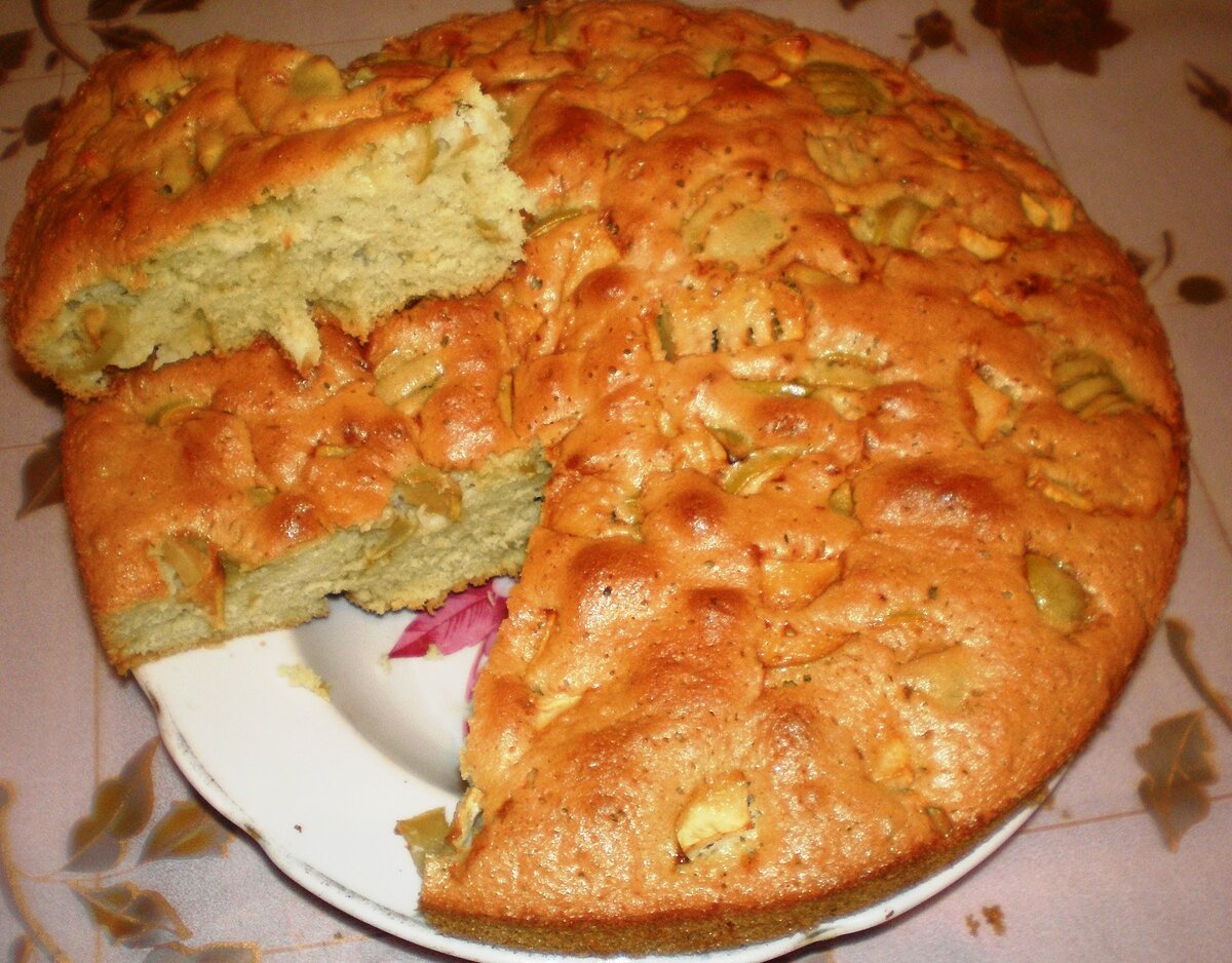 Ингредиенты: 
1 стакан сахарного песка;
Кислые яблоки;
3 куриных яйца (охлажденные в холодильнике);
Сода (на кончике чайной ложки), погашенная уксусом;
1 стакан просеянной муки.
