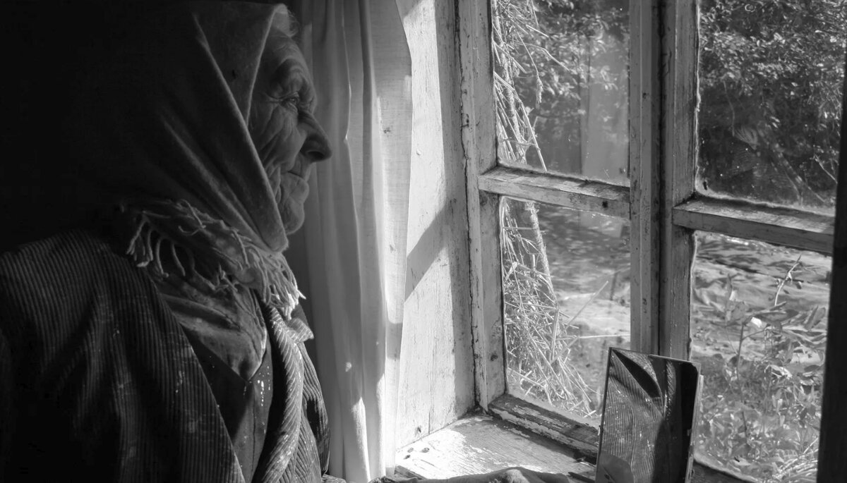 Мама ждет сына домой. Бабушка у окна. Матери ждут сыновей. Мать ждет. Мать сыночка ждет.