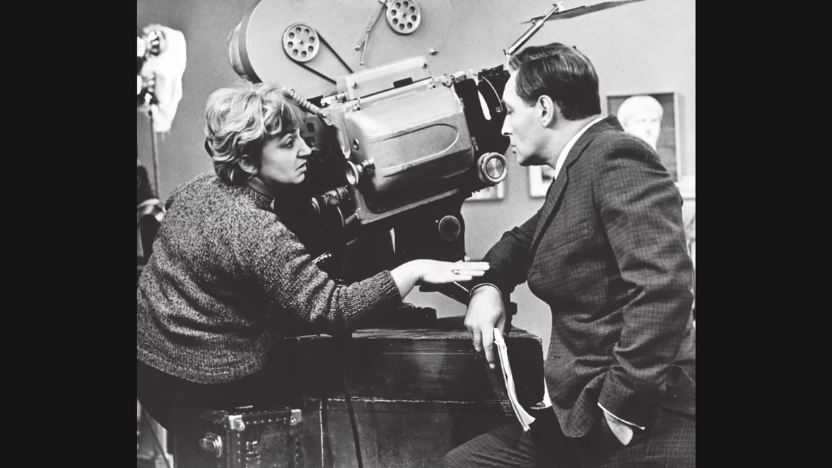 Леони́д ио́вич гайда́й. Георгий данелия на съемках. Сергей урусевский. Федор оцеп. Владимир наумов режиссер.