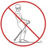 В первую очередь неправильная стойка.
Типичные ошибки, способствующие падению: