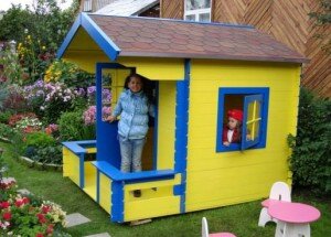 В первую очередь нужно определиться с внешним видом домика. Для этого можно сделать чертеж или нарисовать схему, которая определит тип будущего строения и его размеры. Перед началом строительства нужно точно определиться с некоторыми характеристиками игрового помещения: