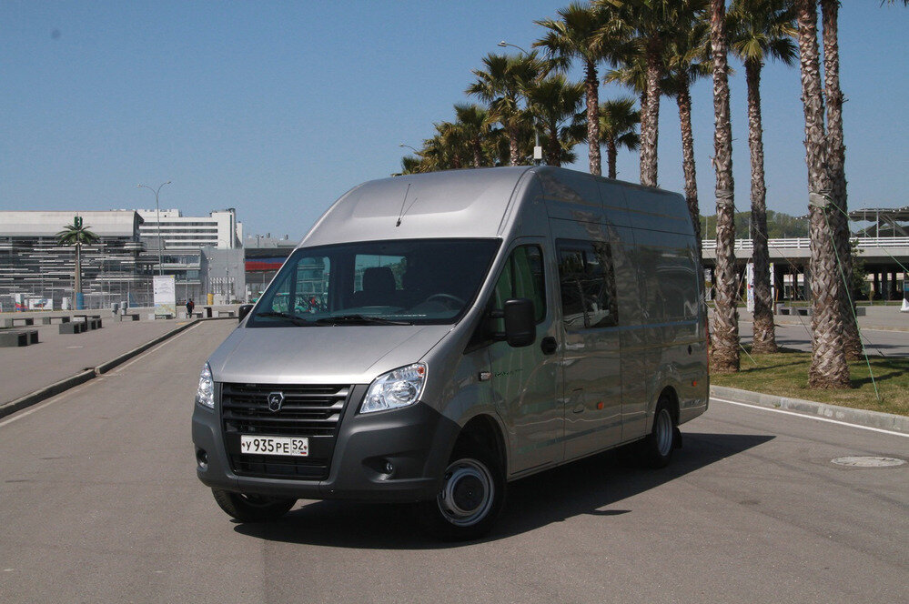 ГАЗель Next особенно хороша в фирменных ярких цветах, но и более практичный серый фургон выглядит солидно и современно. 
