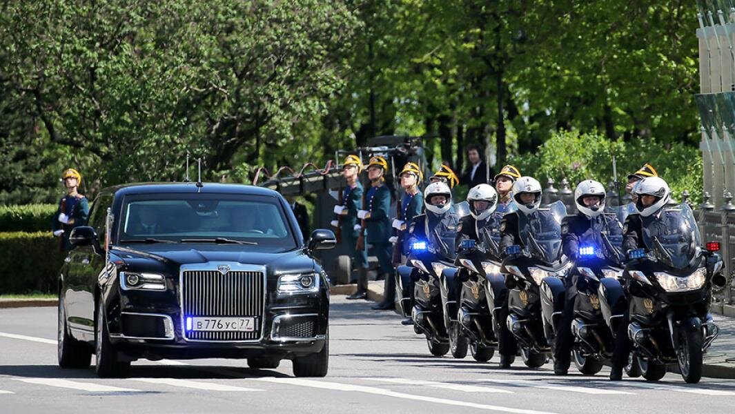 Автомобиль проекта «Кортеж», на котором избранный президент РФ Владимир Путин прибыл на церемонию инаугурации в Большой Кремлевский дворец. Фото: ТАСС/Сергей Савостьянов