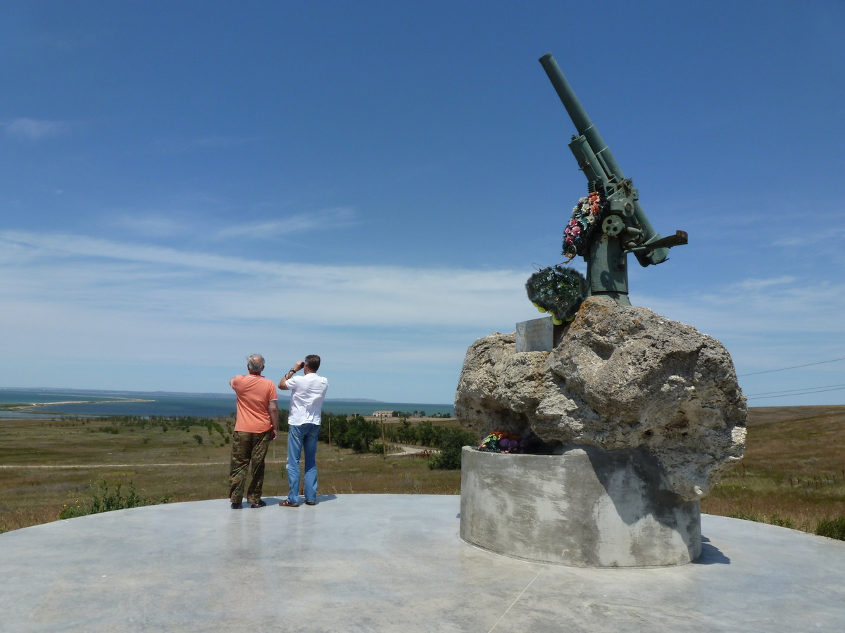 Таманский берег, начало косы Тузла. Еще нет Крымского моста. Именно отсюда началось его строительство. Фото автора.