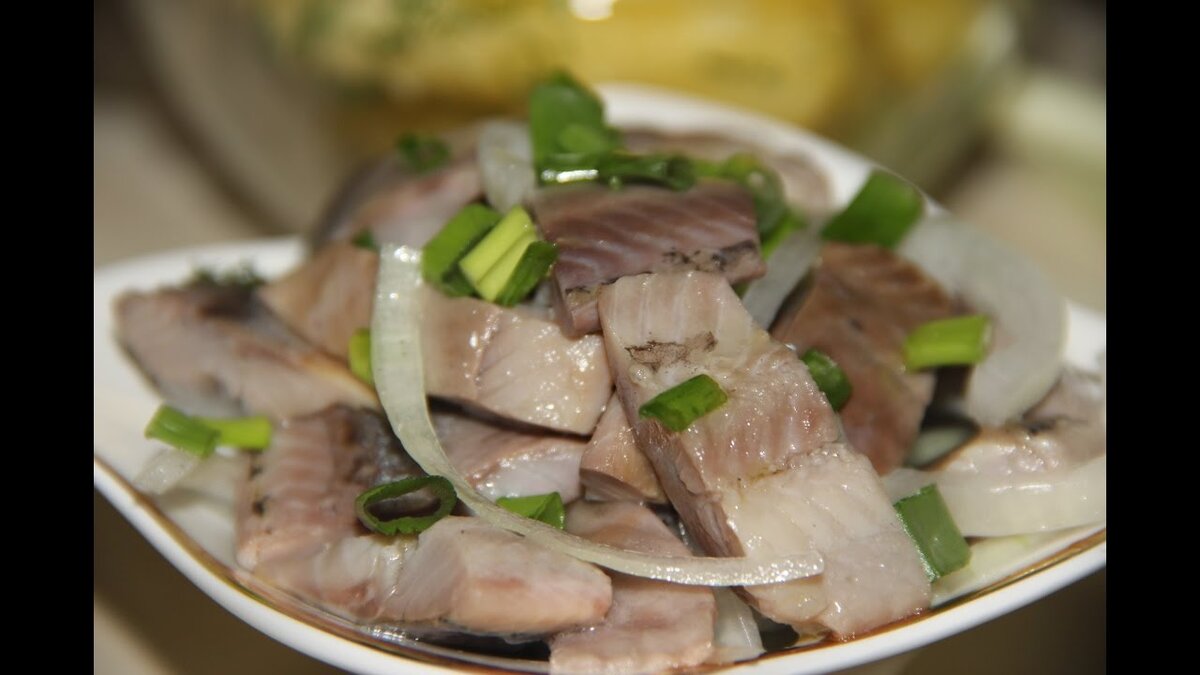 маринованная сельдь с луком и уксусом. сельдь с луком. селёдка с луком в масле. закуска из селедки. селедочка скумбрия с лучком.