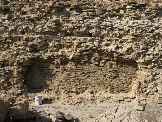 На вычинке видна кладка первого строительного периода. Кладка стены была очень качественной, хотя сама стена оказалась не высокой. Чуть позже, при строительстве башен, увеличили высоту и ширину стены, но качество кладки заметно ухудшилось.

