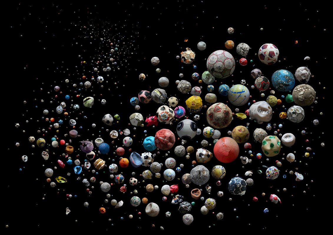 Фотография: MANDY BARKER, PENALTY - Europe'  633 marine debris footballs (and pieces of)  © Mandy Barker, Courtesy of East Wing Gallery, Dubai