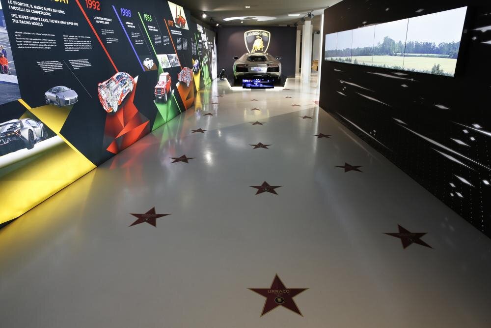 В Музее Lamborghini в штаб-квартире компании в Сант-Агата-Болоньезе открылась новая выставка «Эмоции на экране: Lamborghini и мир кинематографа».-2
