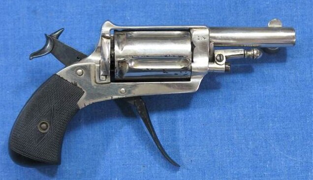 Револьвер Велдог с откинутым спусковым крючком                                