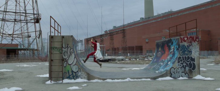 Шазам оттачивает навыки — один из множества смешных моментов в фильме