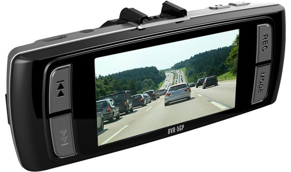 Такие параметры позволят устройству зафиксировать обочину, автомобили из соседних полос и дорожные знаки. Если выбрать более узкий угол обзора, то видимыми и зафиксированными не станут те события, которые происходят сбоку автомобиля, а широкий угол дает мелкое изображение с искажениями. При выборе видеорегистратора уделите особенное значение этим характеристикам.