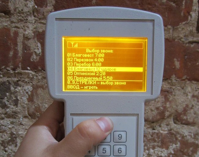 Пульт управления электрозвонаря в Казанском храме Тихвинской иконы Божией Матери, 11 апреля 2016 годаНаталия Васильева / «Вечерняя Казань»